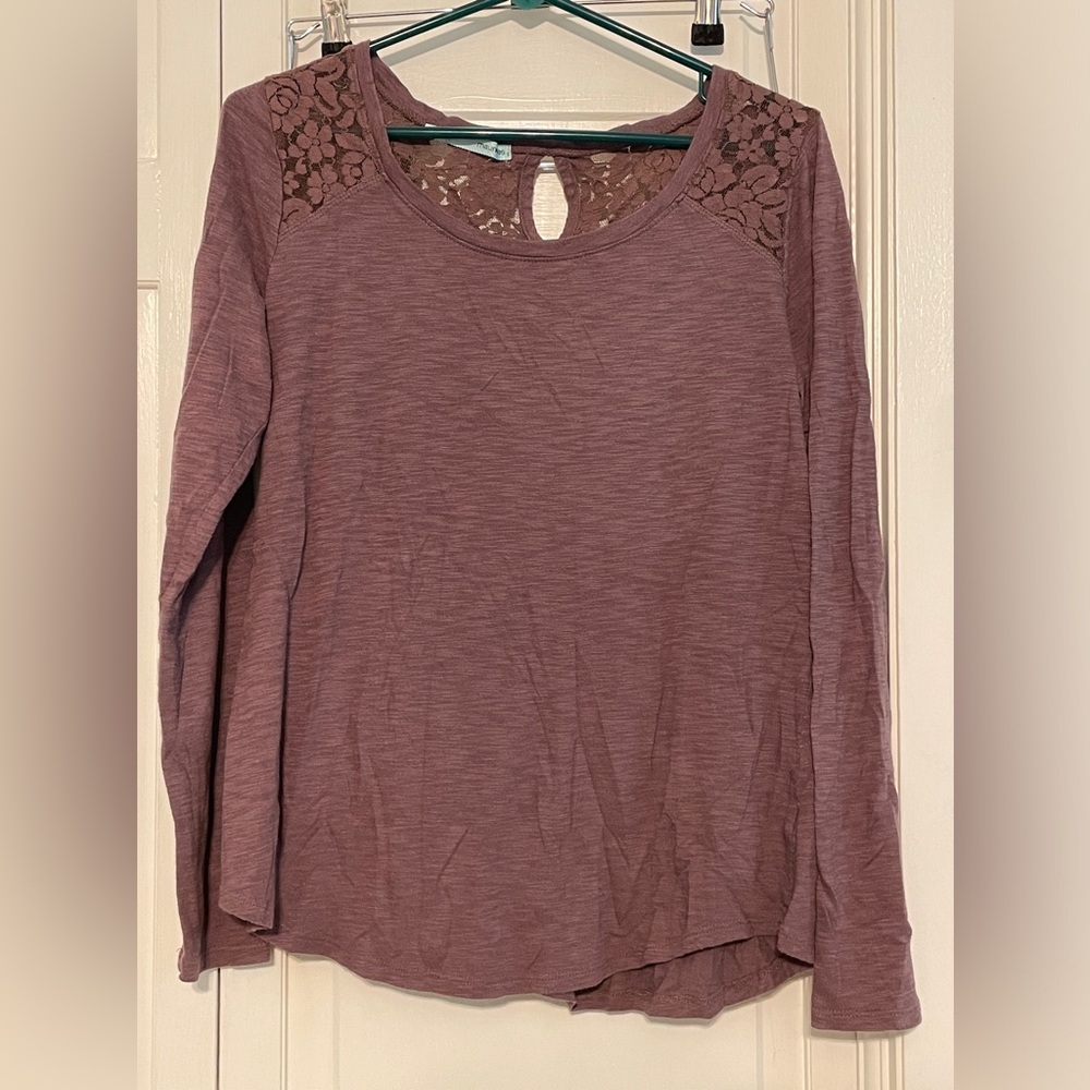 Maurice’s lace T-shirt style pullover. Size large good condition